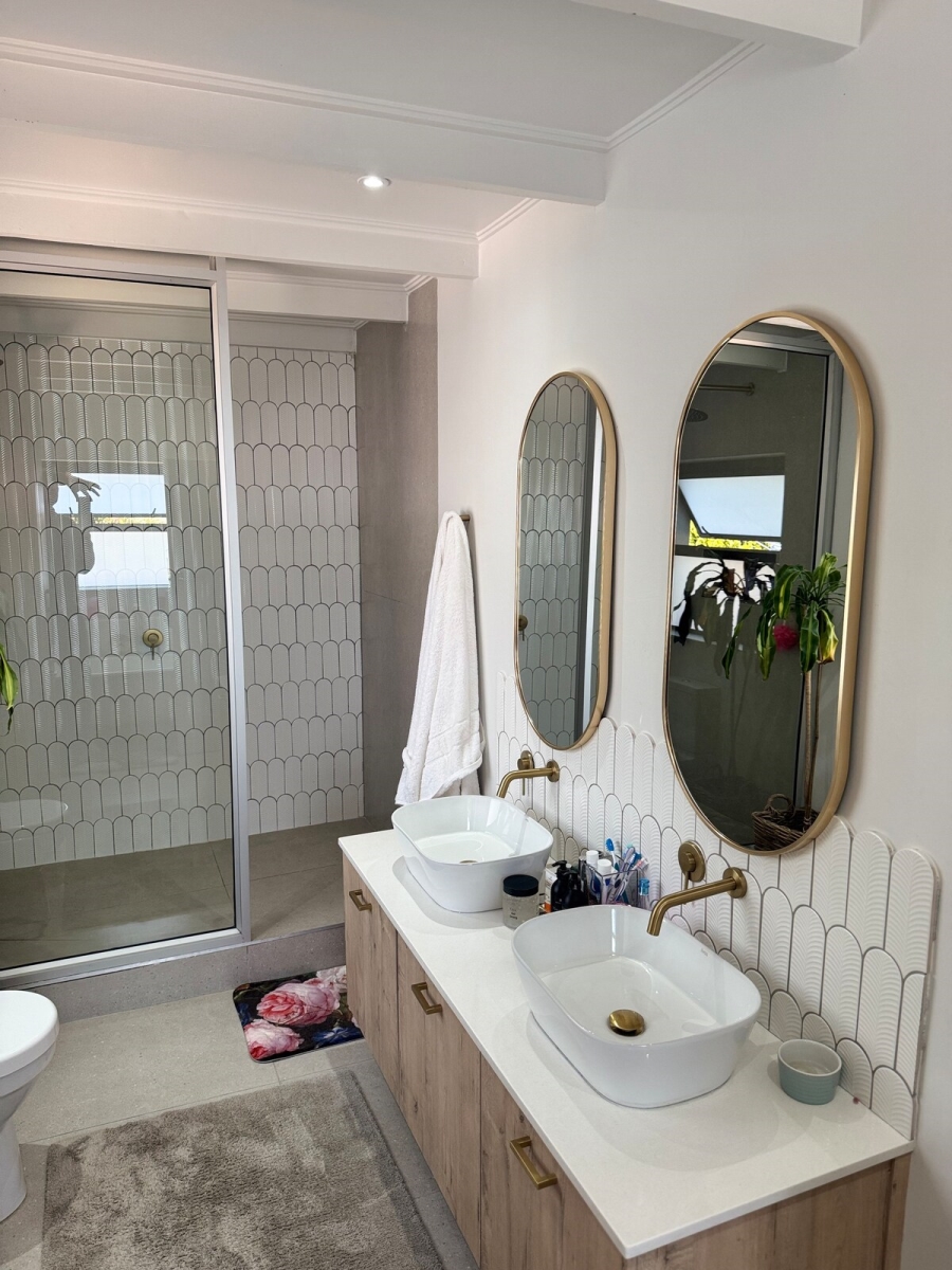 4 Bedroom Property for Sale in Hoog En Droog Western Cape